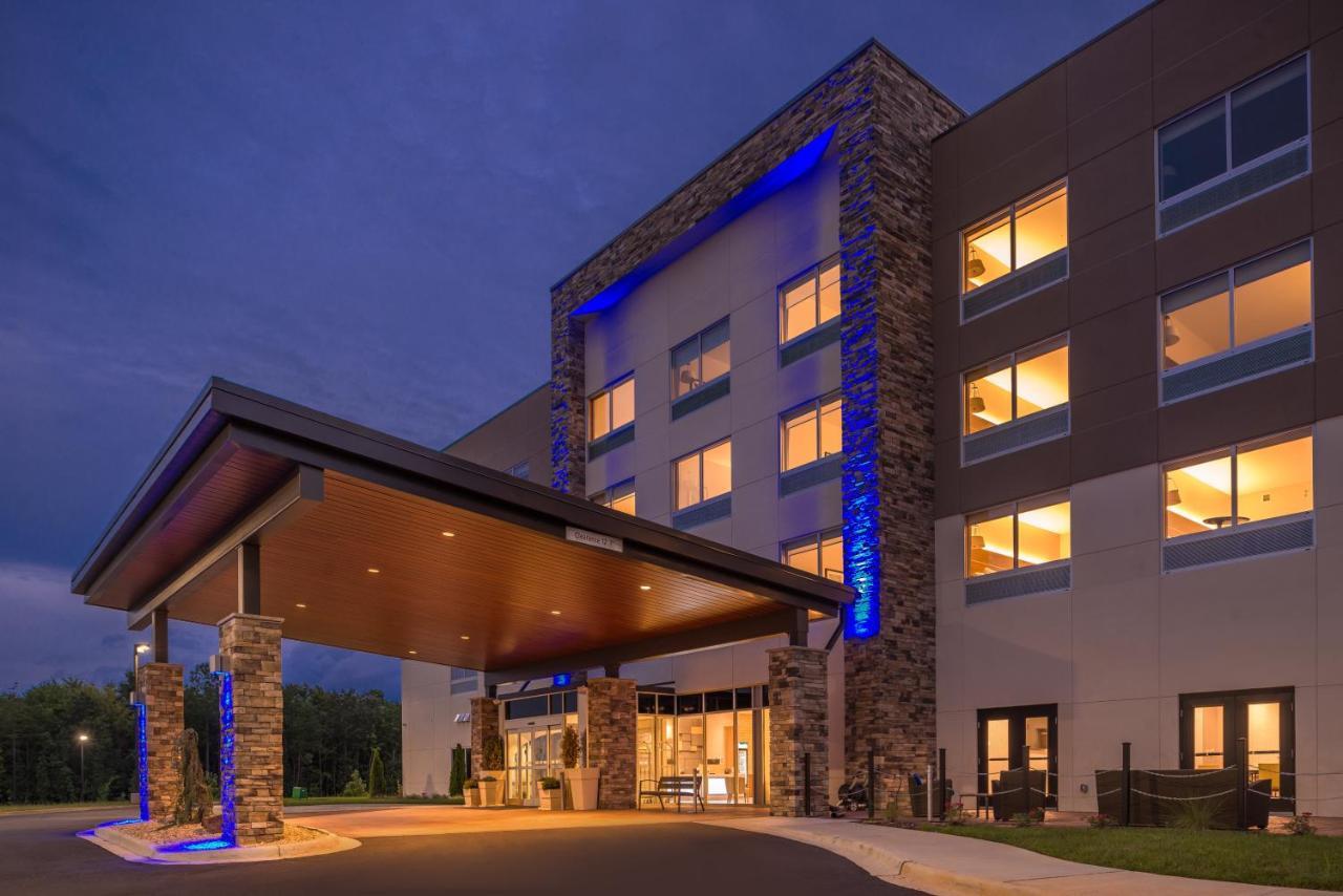 Holiday Inn Express & Suites Farmville By Ihg Exterior foto
